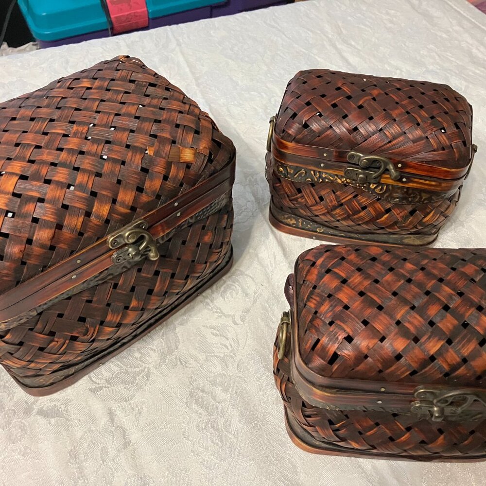 3 baskets with hinged lids